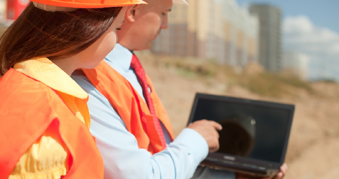 Construction site teams using managed IT services for collaboration